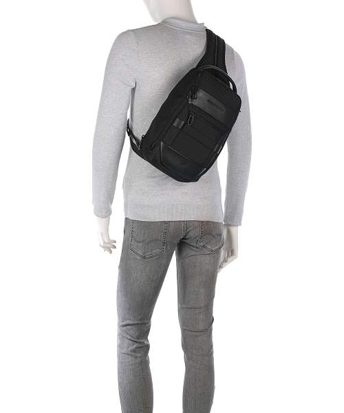 Рюкзак с одной лямкой Piquadro CA6826W139/N черный Piquadro, Артикул: CA6826W139/N фото №1